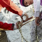 Deutschland, Bayern, junges Paar bereitet Kletterseil vor