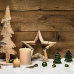 Holz: Natrlich Weihnachtsdekoration mit zwei Kerzen als Karte